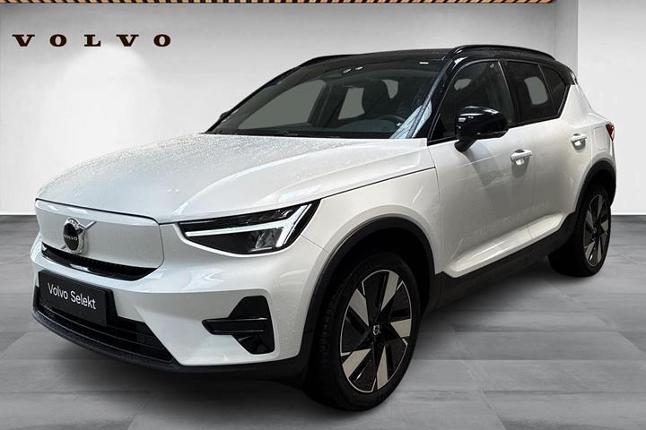 Hvid Volvo XC40 fra 2024 set udefra
