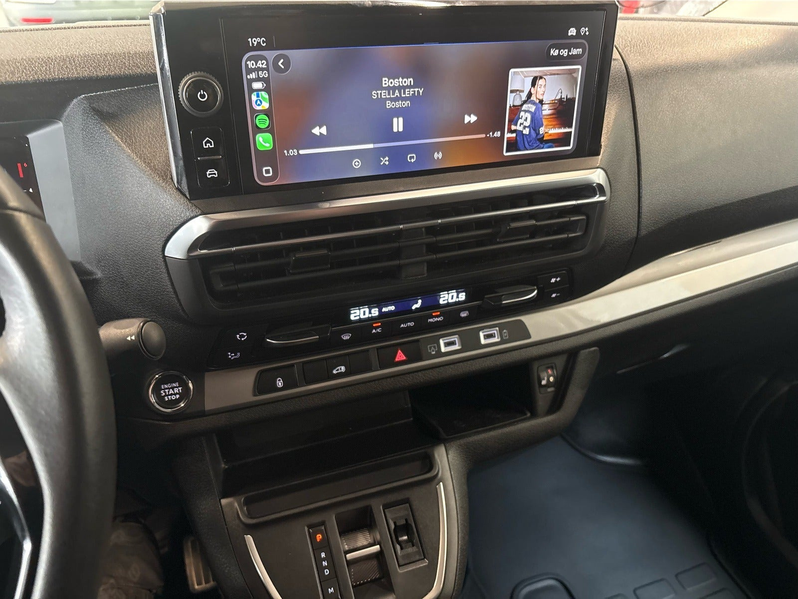 Hvid Opel Vivaro fra 2025
