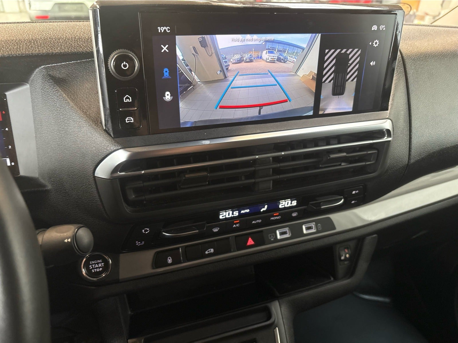 Hvid Opel Vivaro fra 2025