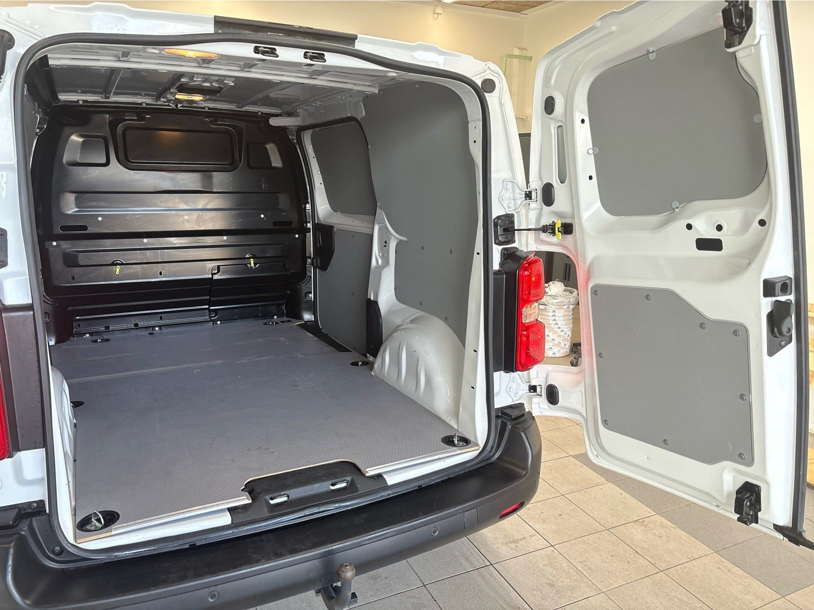 Hvid Opel Vivaro fra 2025