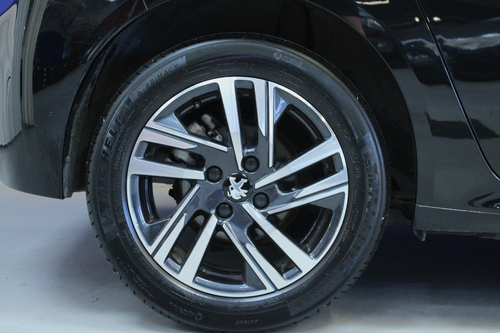 Sort Peugeot 208 fra 2023