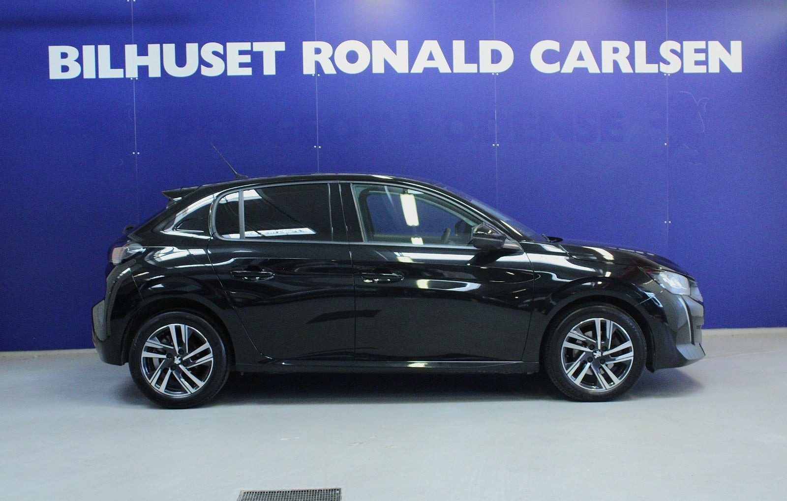 Sort Peugeot 208 fra 2023