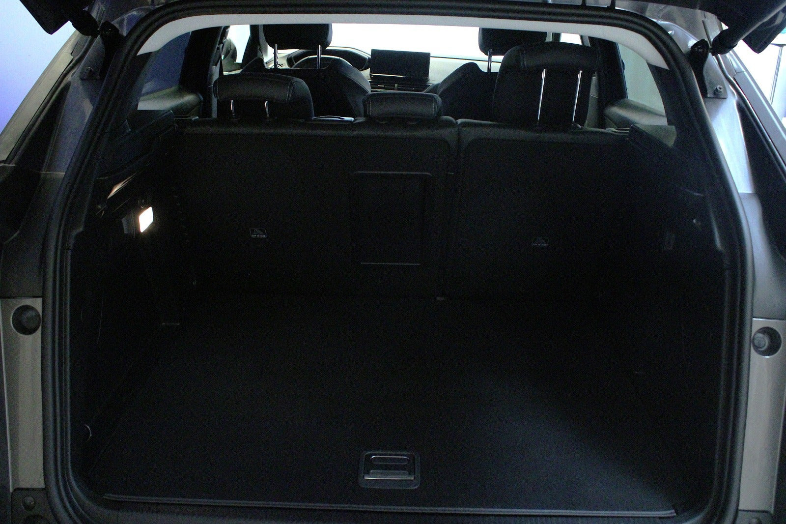 Grå Peugeot 3008 fra 2021