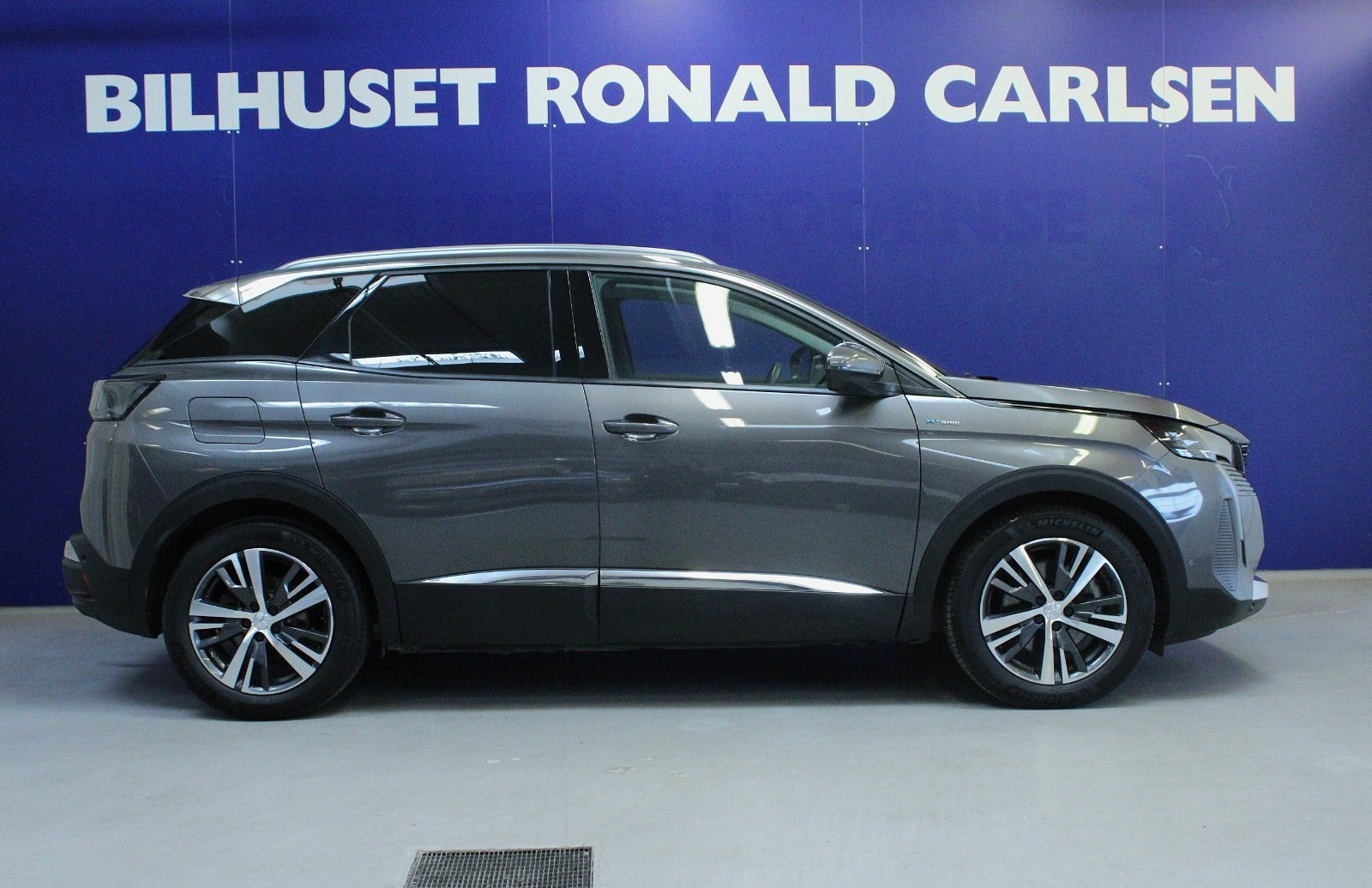 Grå Peugeot 3008 fra 2021