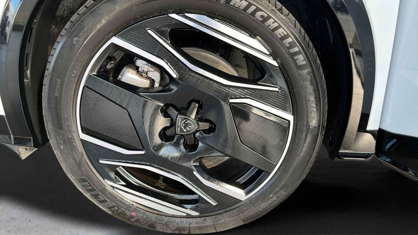 Hvid Peugeot e-3008 fra 2024