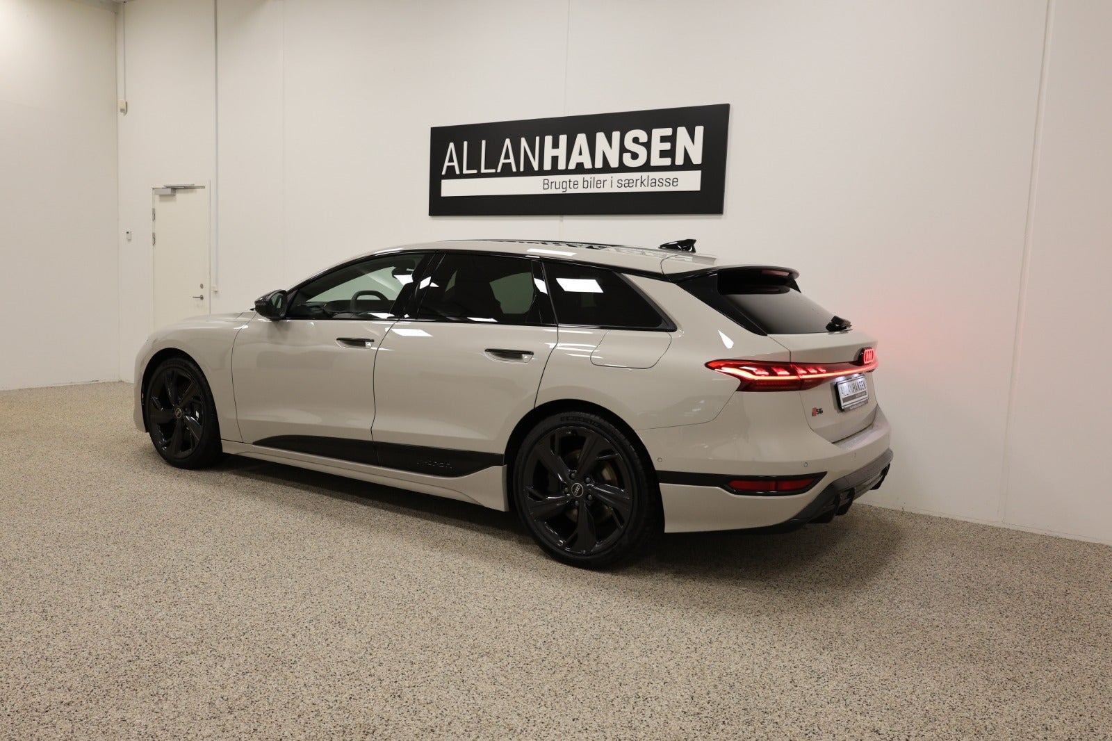 Hvid Audi S6 e-tron fra 2025
