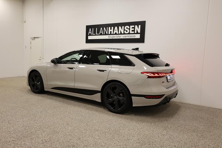 Hvid Audi S6 e-tron fra 2025