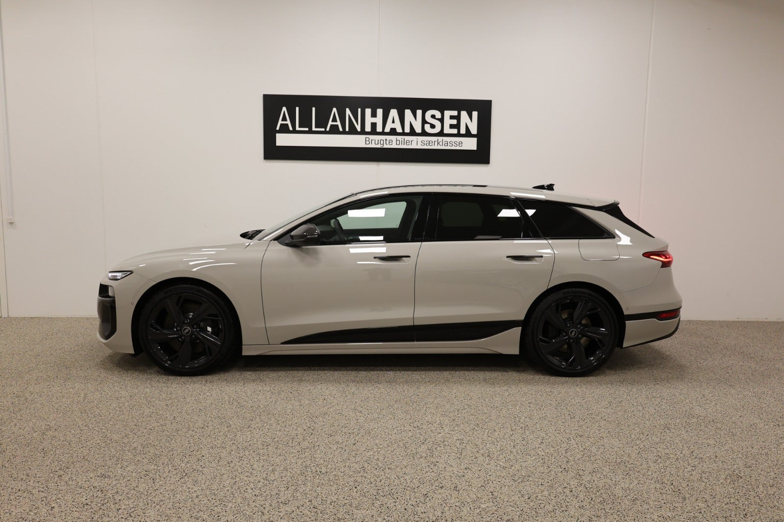 Hvid Audi S6 e-tron fra 2025