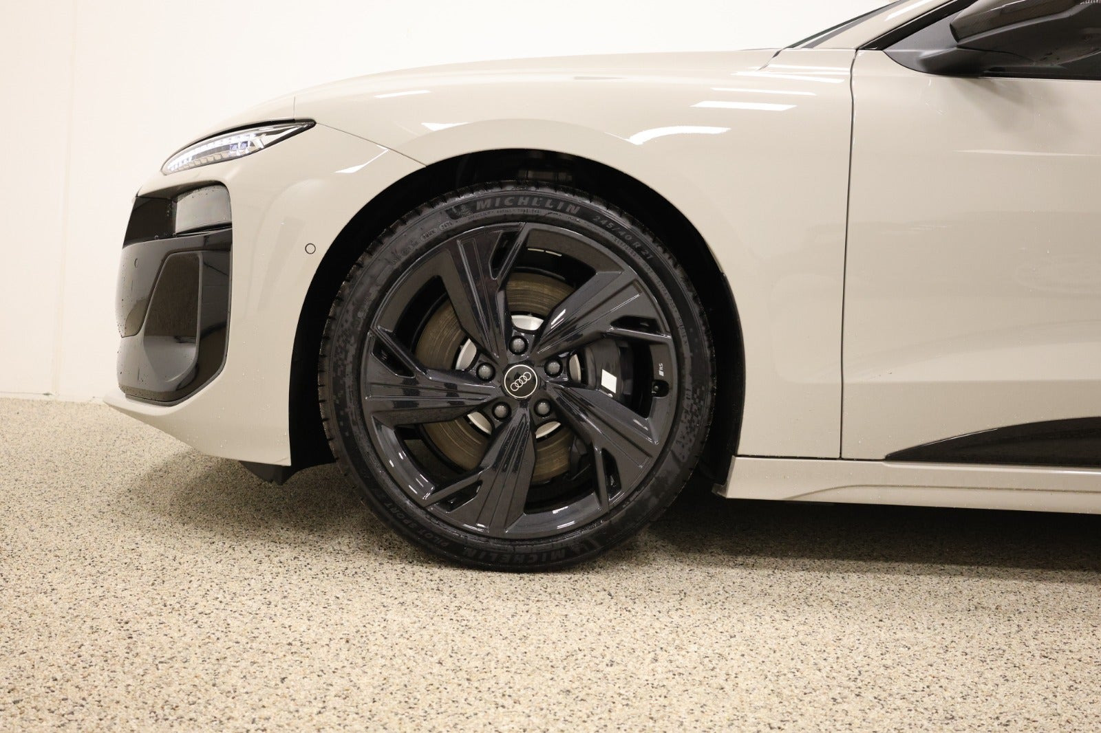 Hvid Audi S6 e-tron fra 2025
