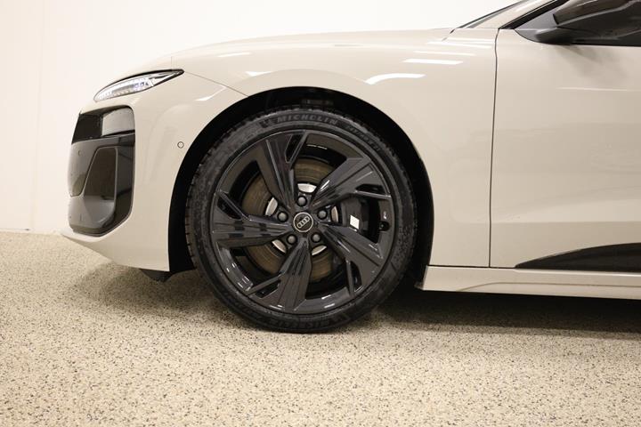 Hvid Audi S6 e-tron fra 2025