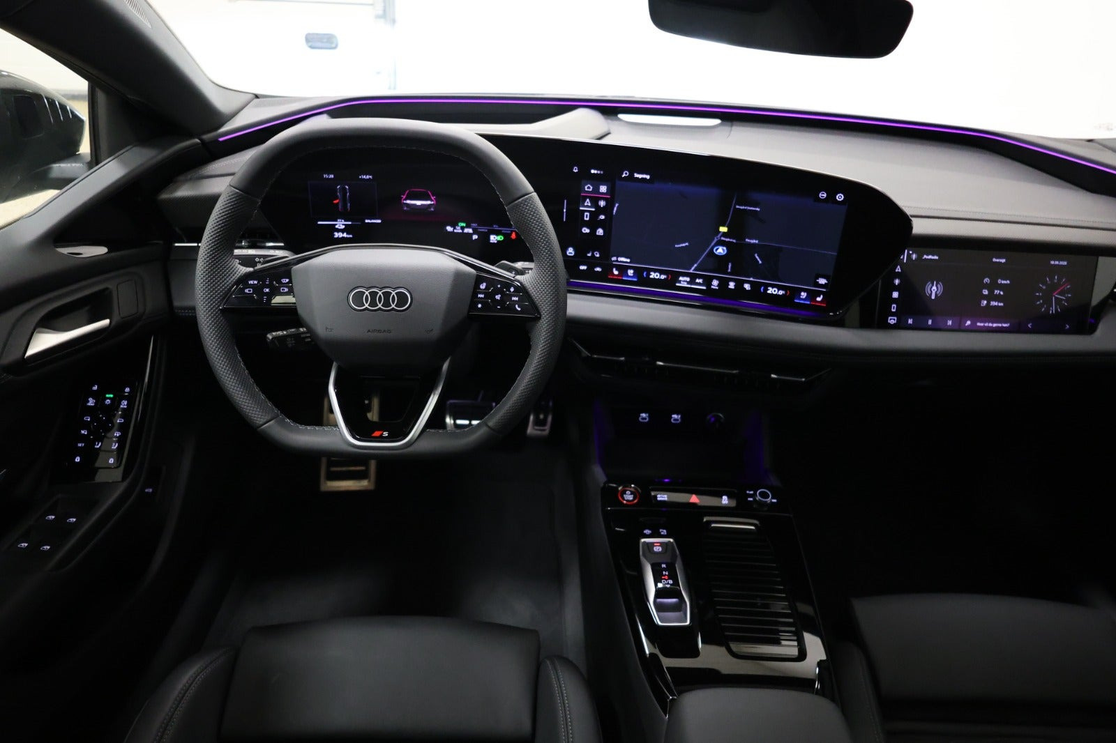 Hvid Audi S6 e-tron fra 2025