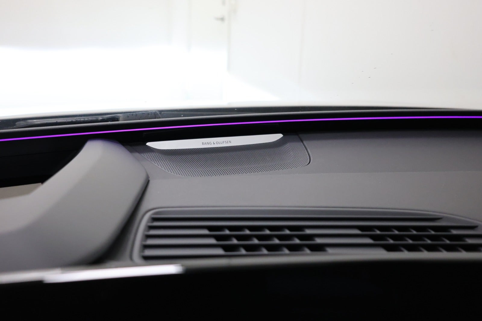 Hvid Audi S6 e-tron fra 2025