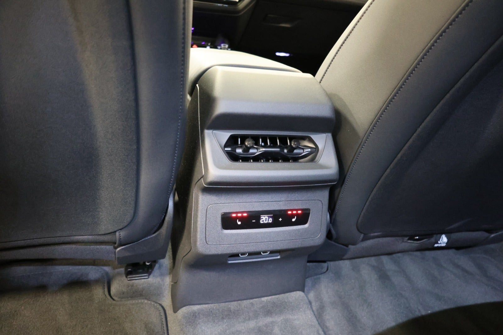 Hvid Audi S6 e-tron fra 2025