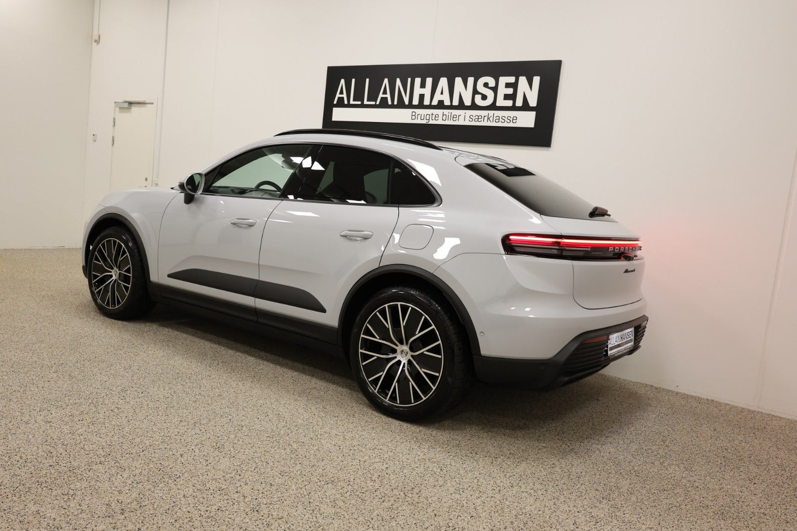 Grå Porsche Macan 4 fra 2025