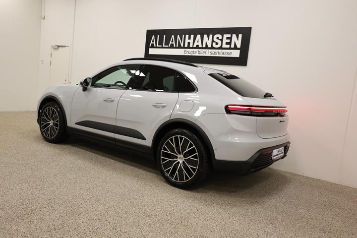 Grå Porsche Macan 4 fra 2025