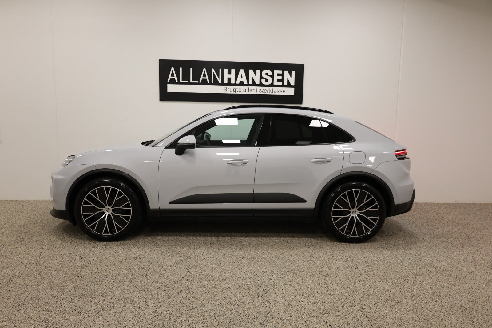 Grå Porsche Macan 4 fra 2025