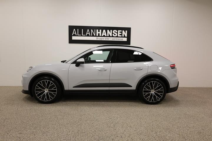Grå Porsche Macan 4 fra 2025