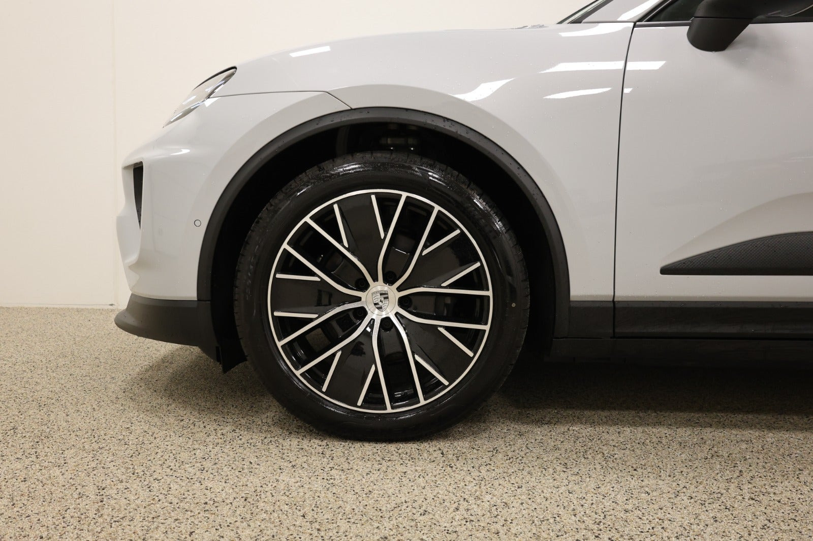 Grå Porsche Macan 4 fra 2025