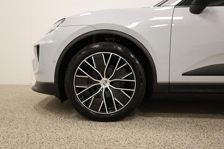 Grå Porsche Macan 4 fra 2025