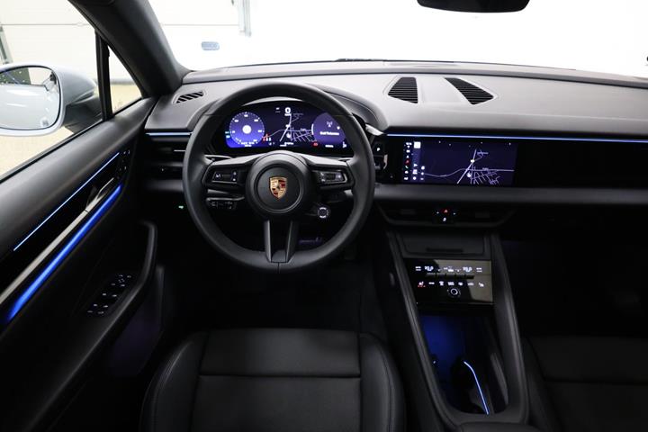 Grå Porsche Macan 4 fra 2025