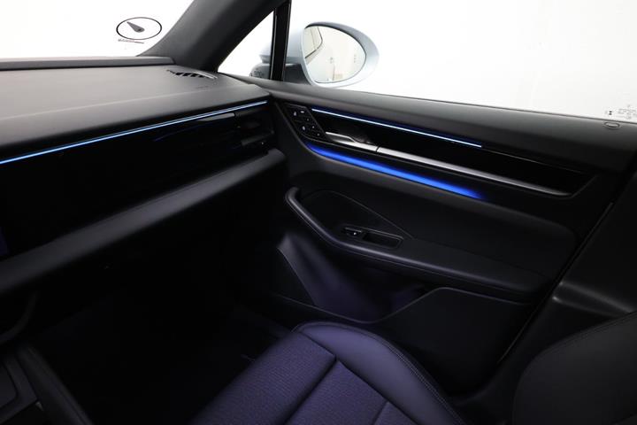 Grå Porsche Macan 4 fra 2025