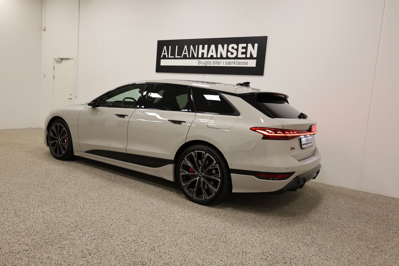Hvid Audi S6 e-tron fra 2025