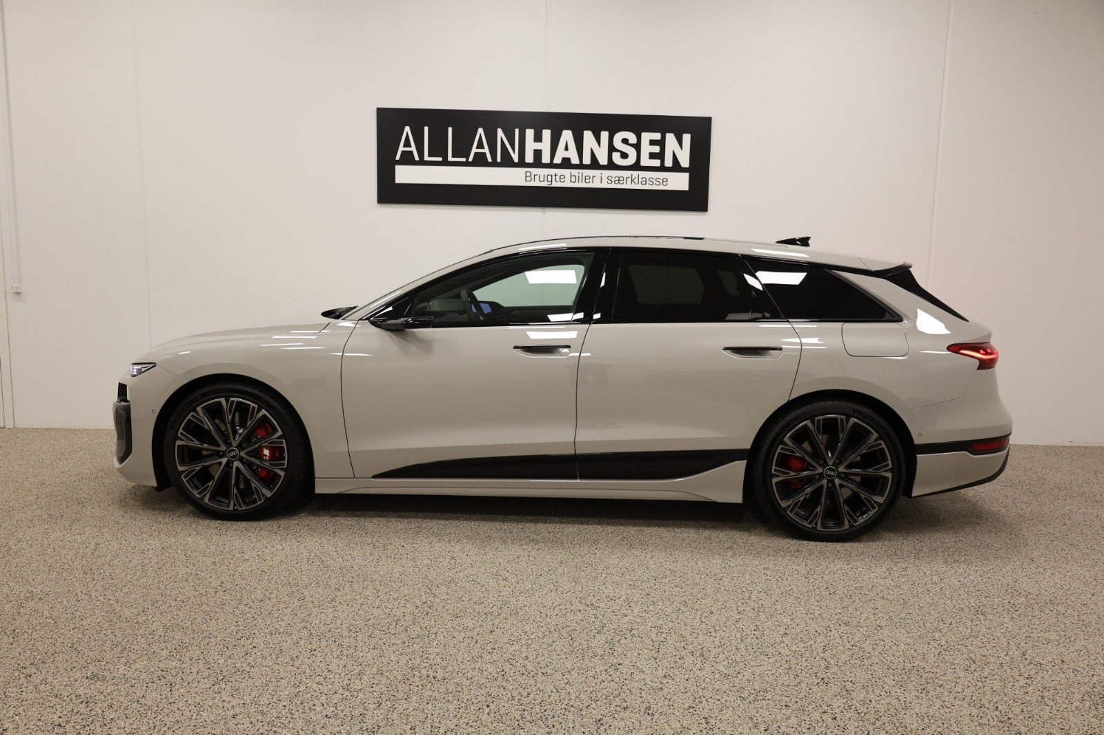 Hvid Audi S6 e-tron fra 2025