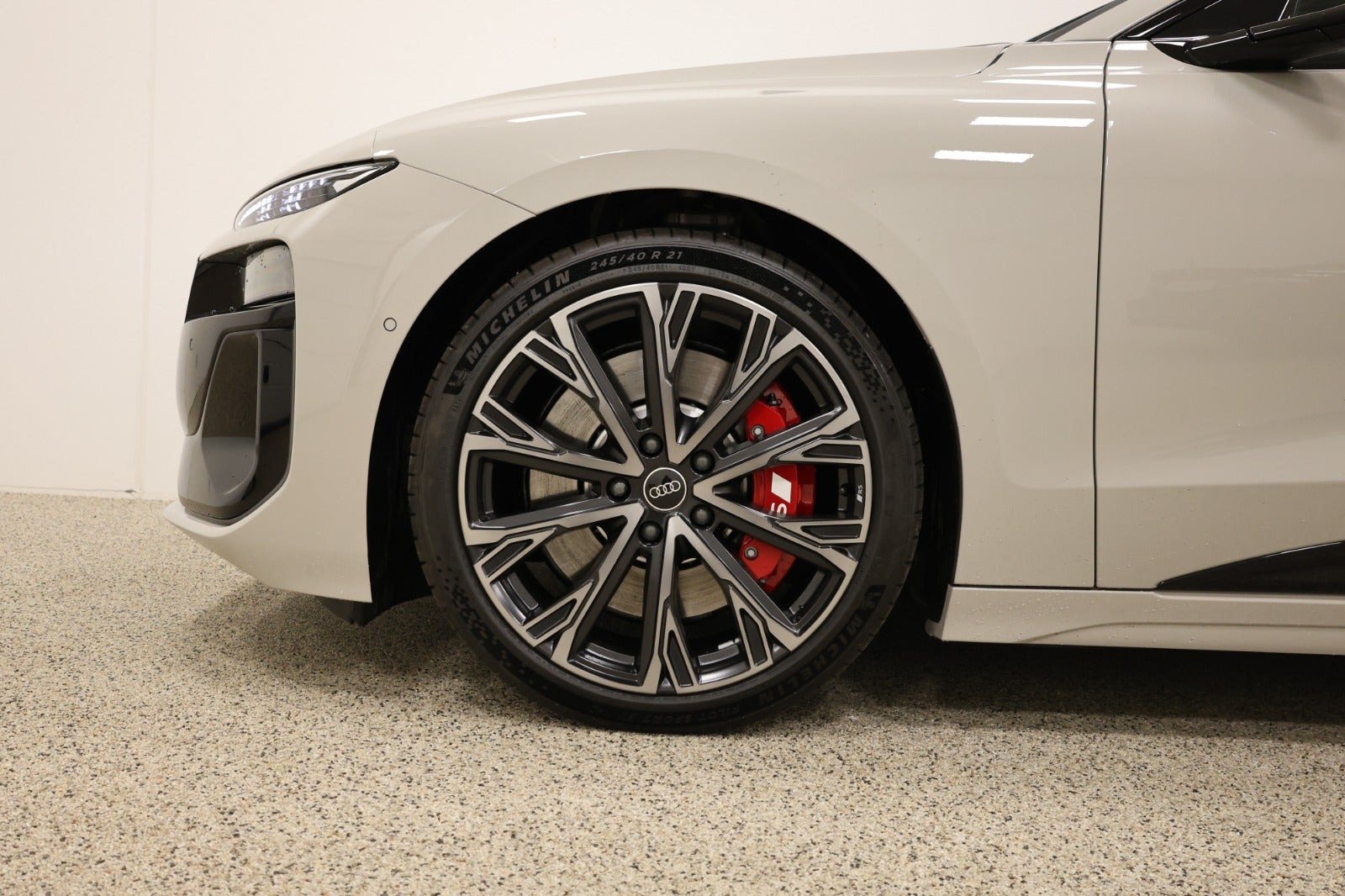 Hvid Audi S6 e-tron fra 2025