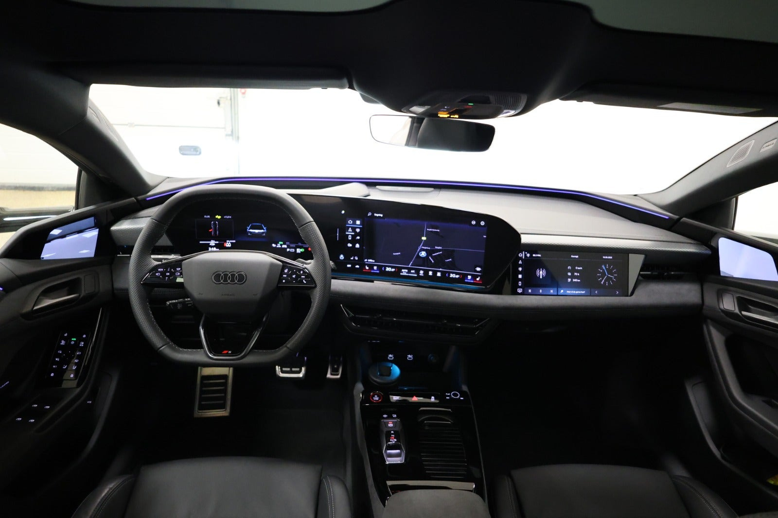 Hvid Audi S6 e-tron fra 2025