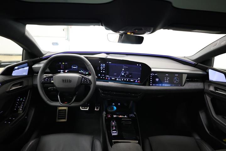 Hvid Audi S6 e-tron fra 2025