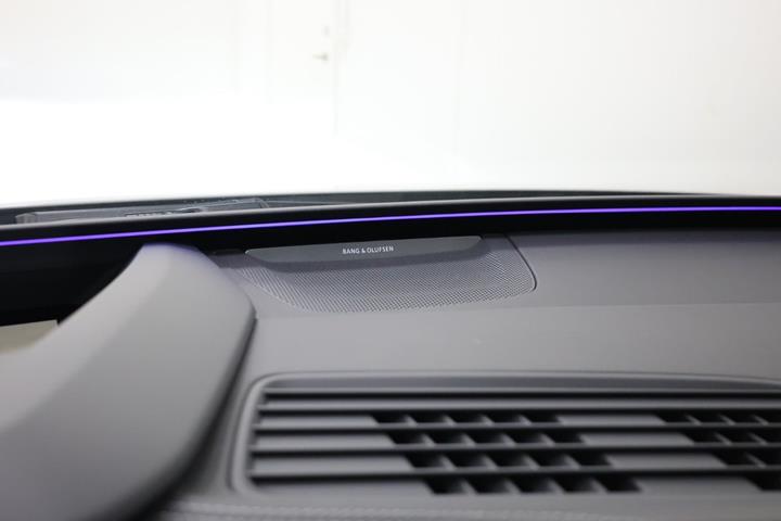 Hvid Audi S6 e-tron fra 2025