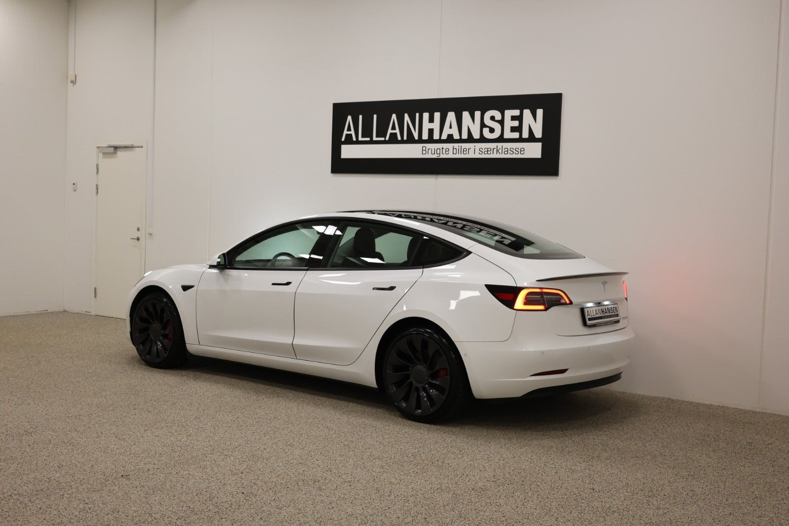 Hvid Tesla Model 3 fra 2021
