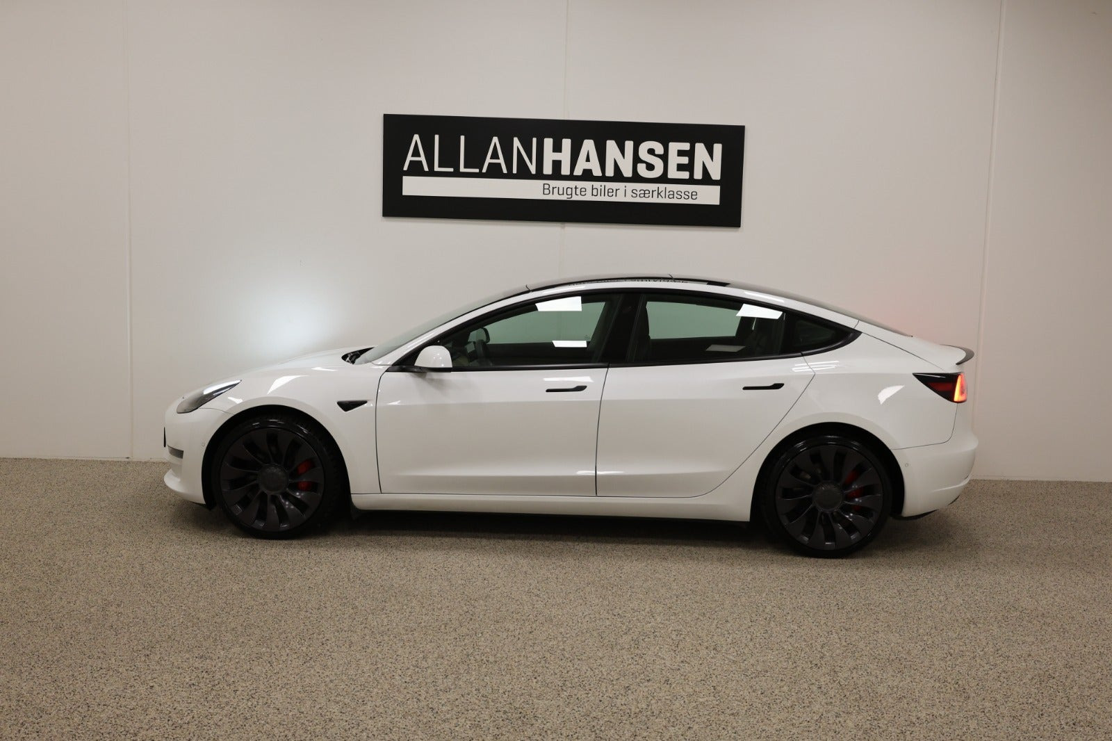 Hvid Tesla Model 3 fra 2021