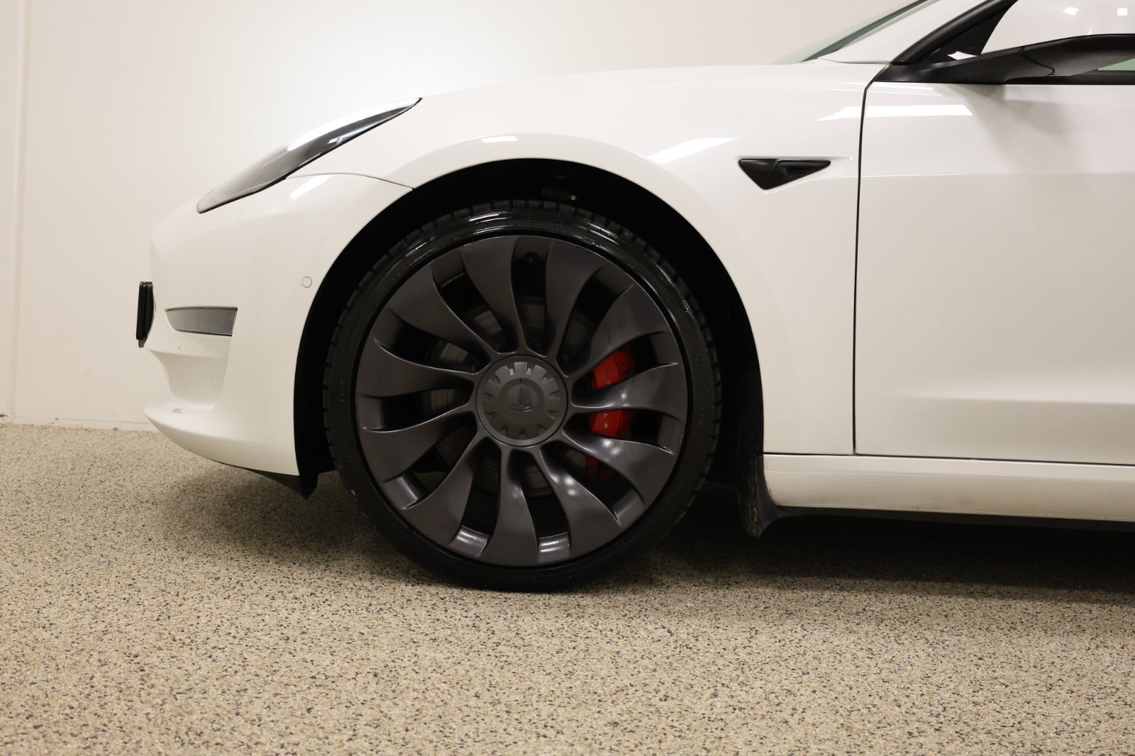 Hvid Tesla Model 3 fra 2021