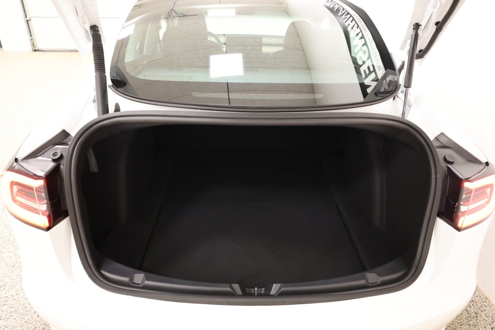 Hvid Tesla Model 3 fra 2021