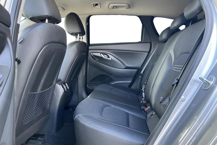 Grå Hyundai i30 fra 2022