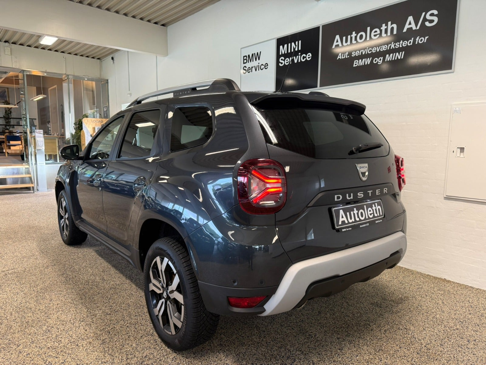 Grå Dacia Duster fra 2021