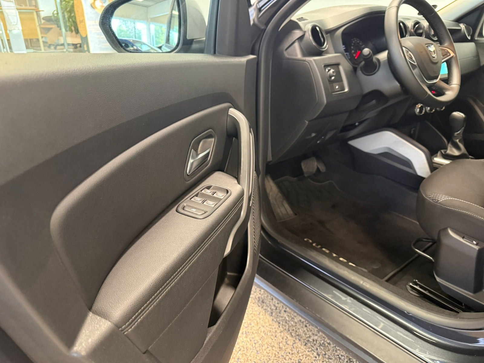 Grå Dacia Duster fra 2021