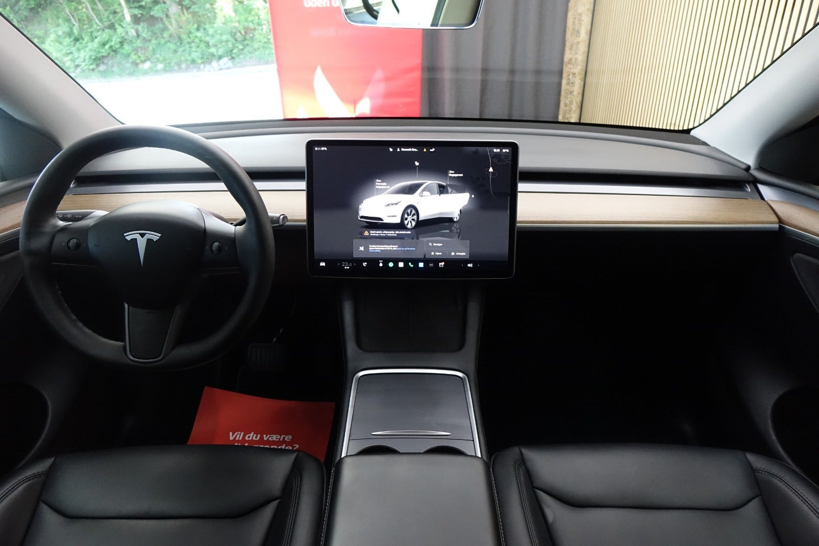 Hvid Tesla Model Y fra 2023