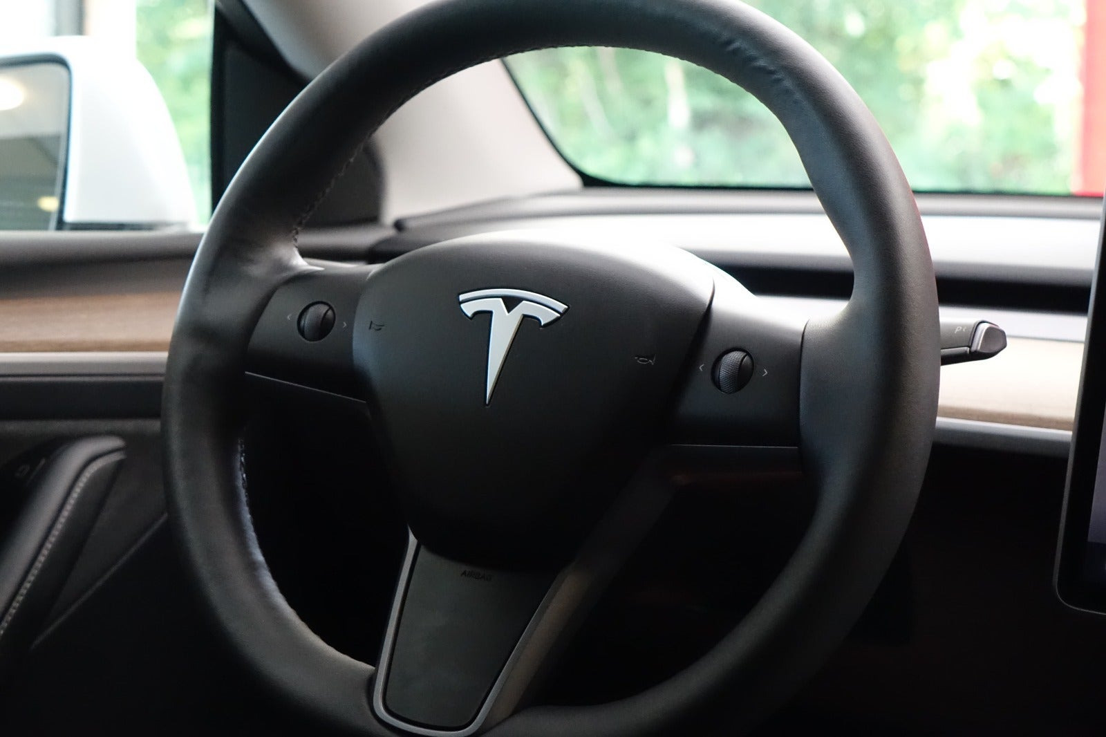 Hvid Tesla Model Y fra 2023