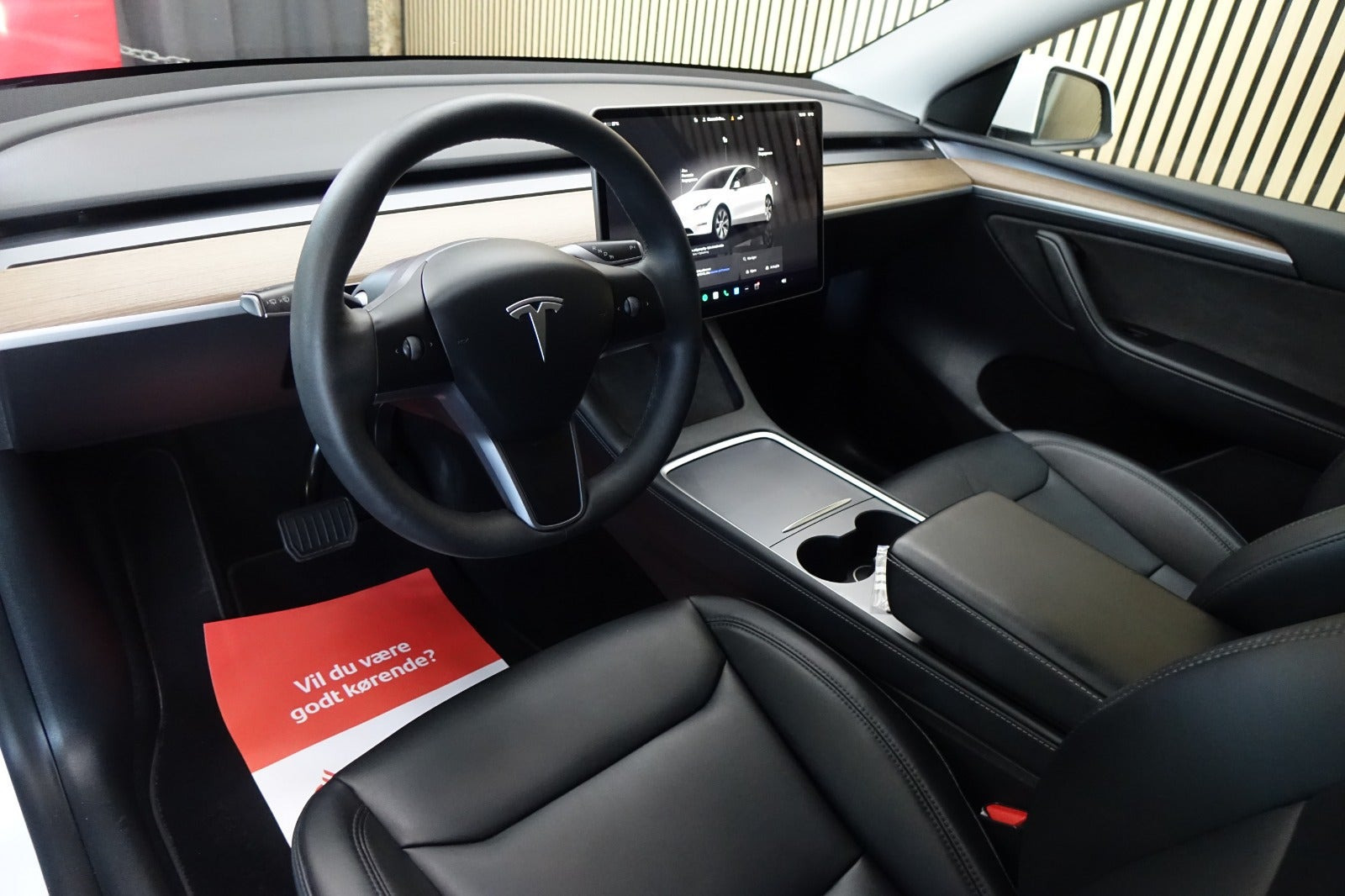 Hvid Tesla Model Y fra 2023