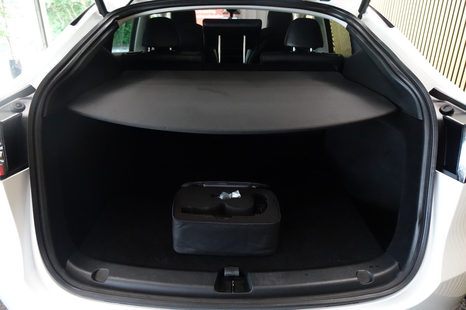 Hvid Tesla Model Y fra 2023