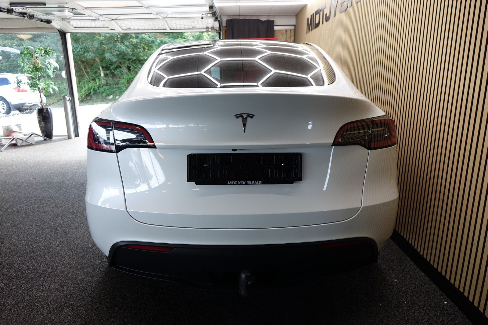 Hvid Tesla Model Y fra 2023