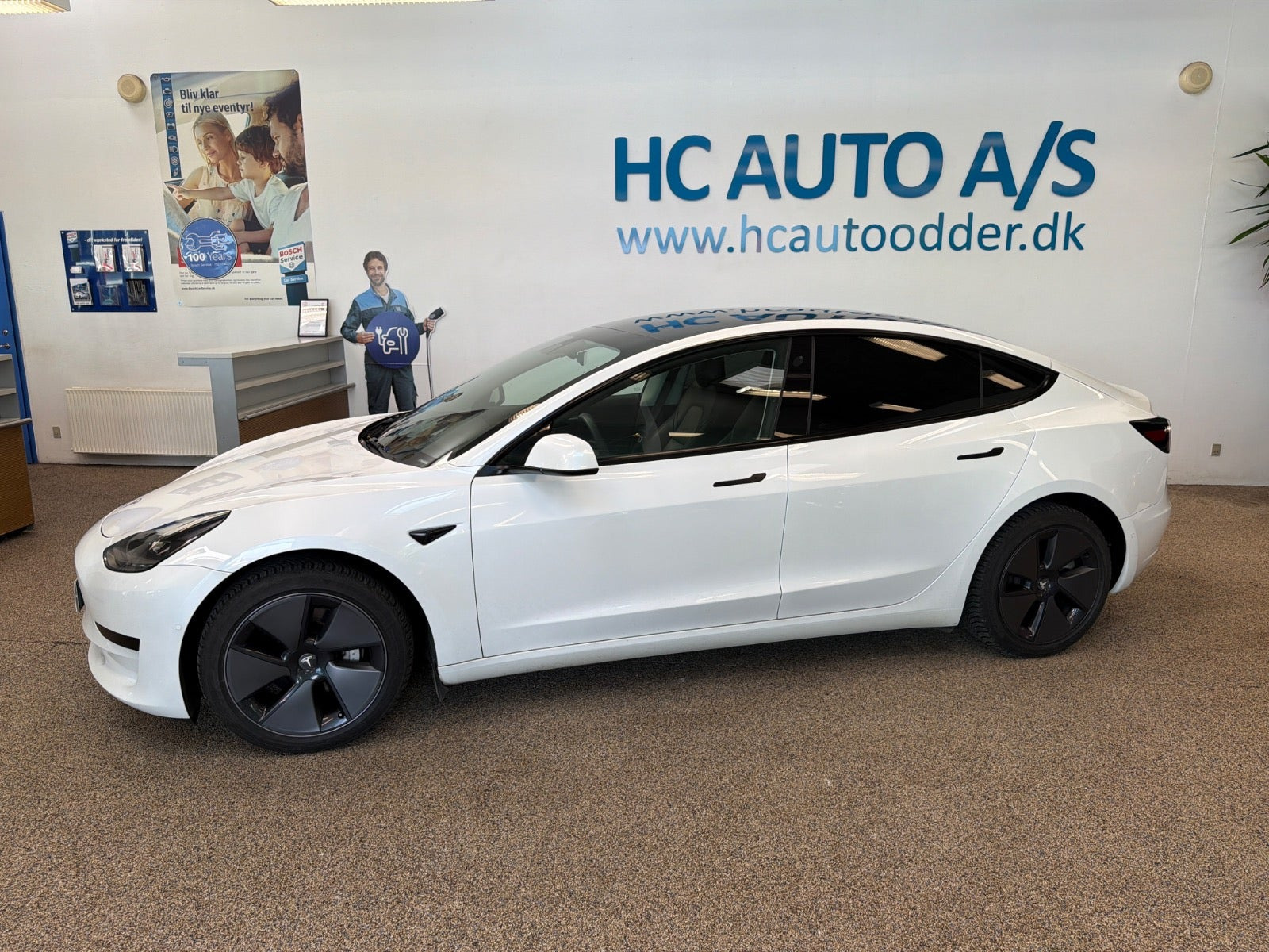 Hvid Tesla Model 3 fra 2021