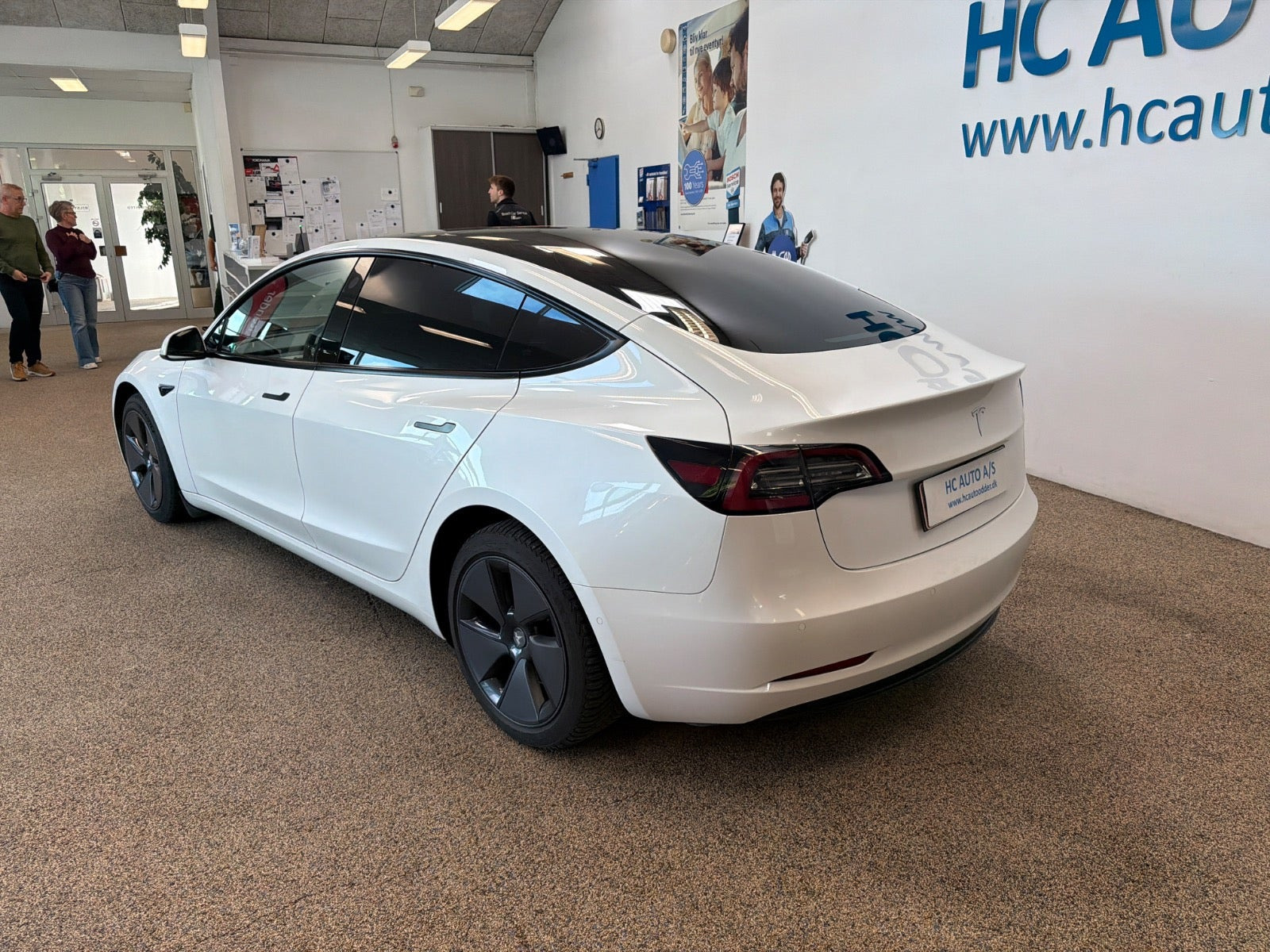 Hvid Tesla Model 3 fra 2021