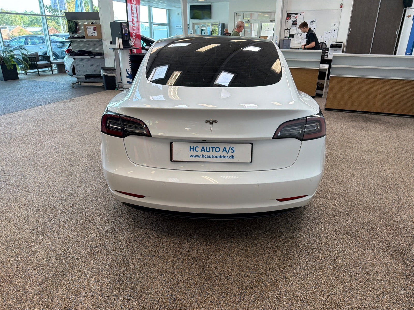 Hvid Tesla Model 3 fra 2021