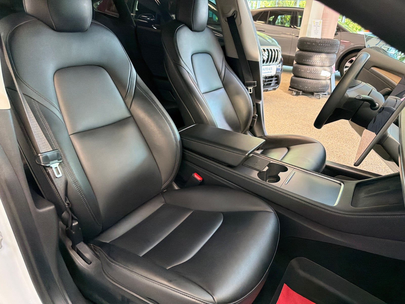 Hvid Tesla Model 3 fra 2021