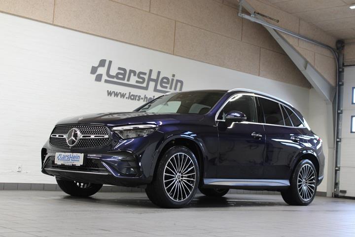 Blå Mercedes GLC300 e fra 2023 set udefra