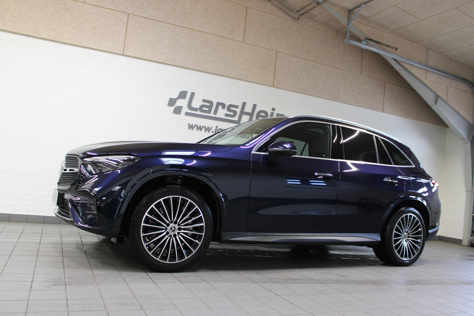 Blå Mercedes GLC300 e fra 2023