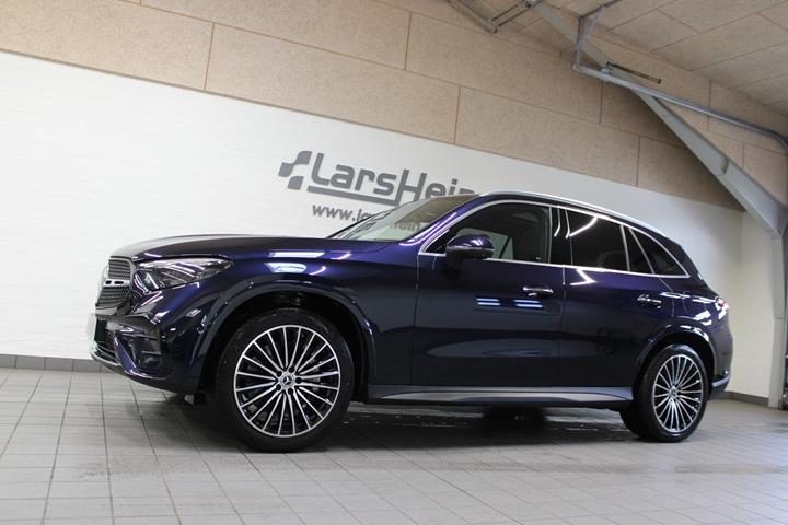 Blå Mercedes GLC300 e fra 2023